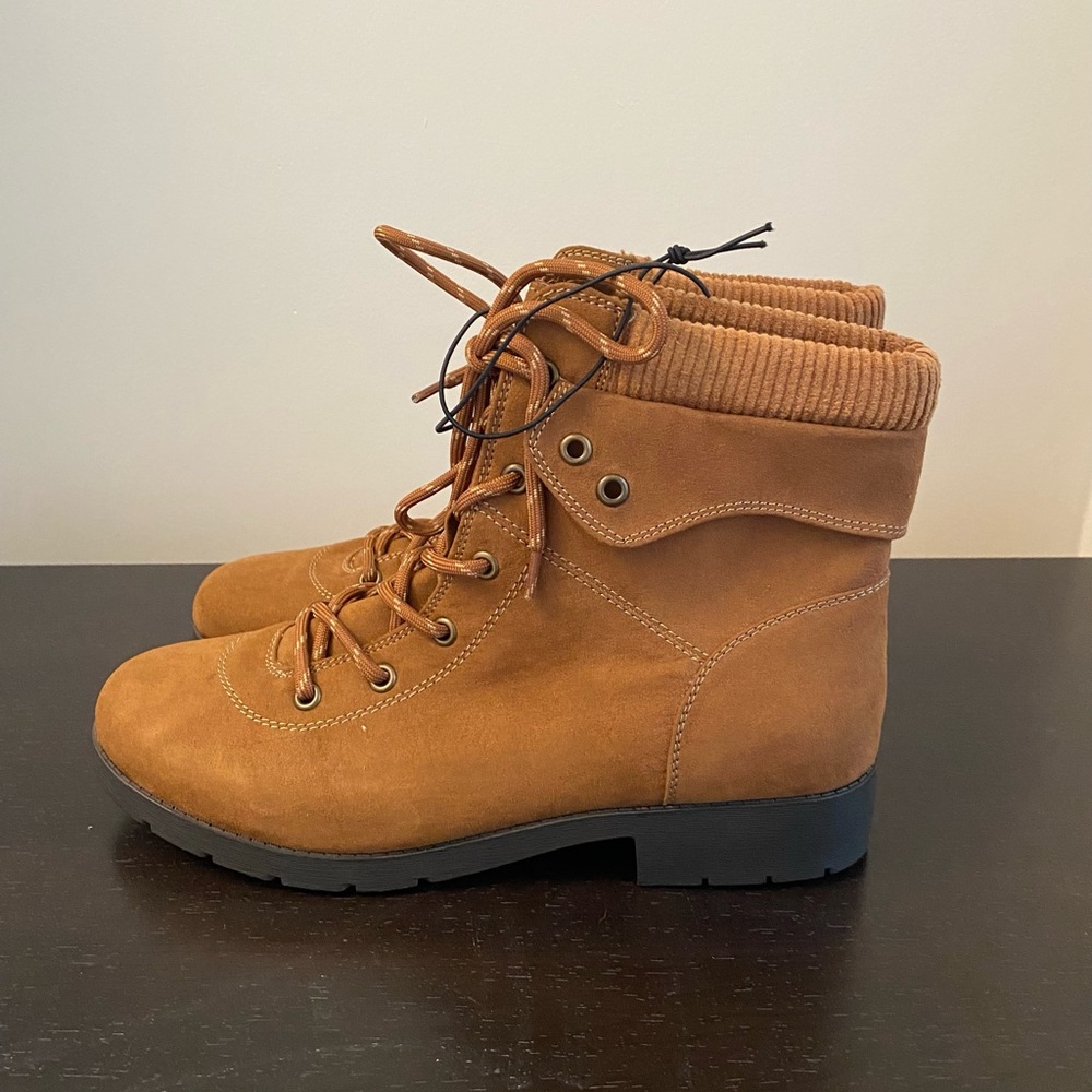 NWT Women’s St. John’s Bay Brown Boot, Size 10 (M)